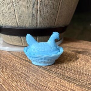 #159 Alpine Blue Boyd Glass Chick Salt hen on nest